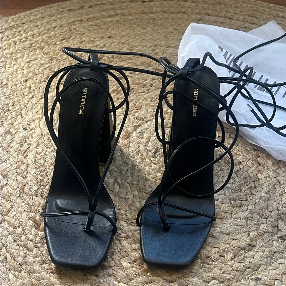 Pretty little things Elegant Black Lace-Up Heels